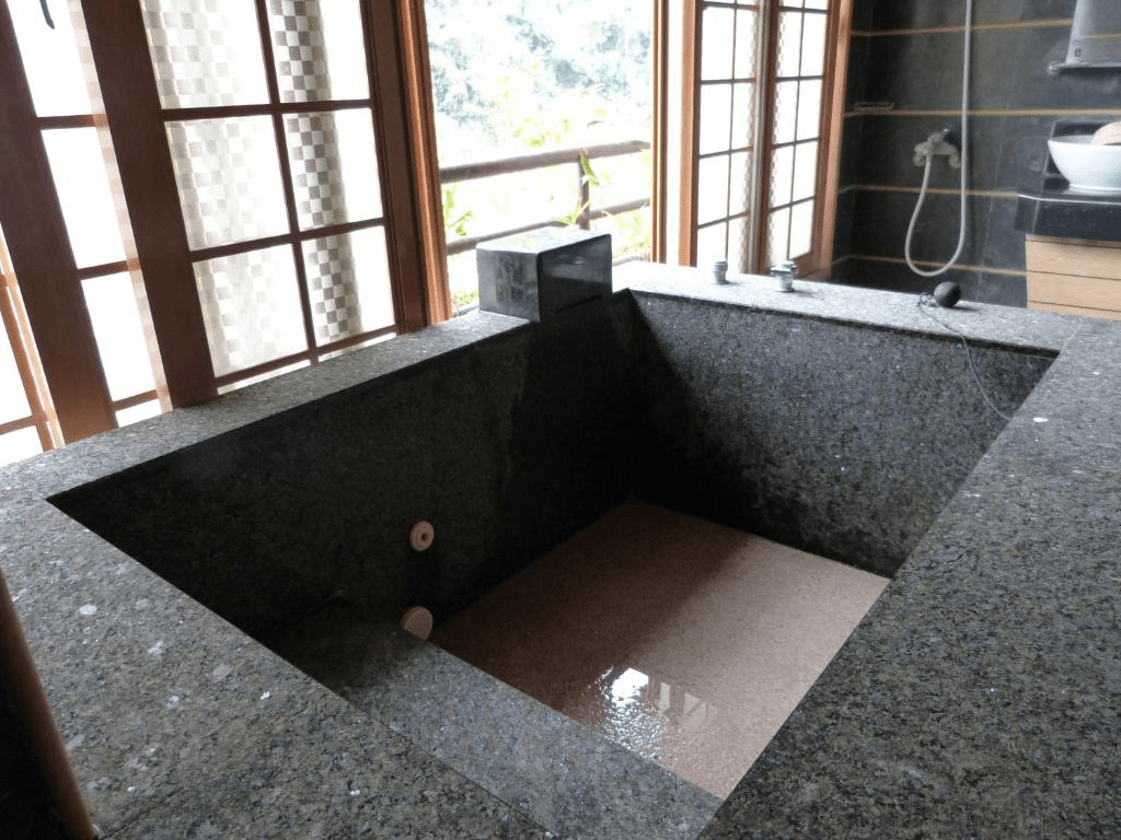 在微涼山風裡慢慢走進烏來溫泉，把一池暖湯與溪聲一起收進今晚的泡湯行程裡