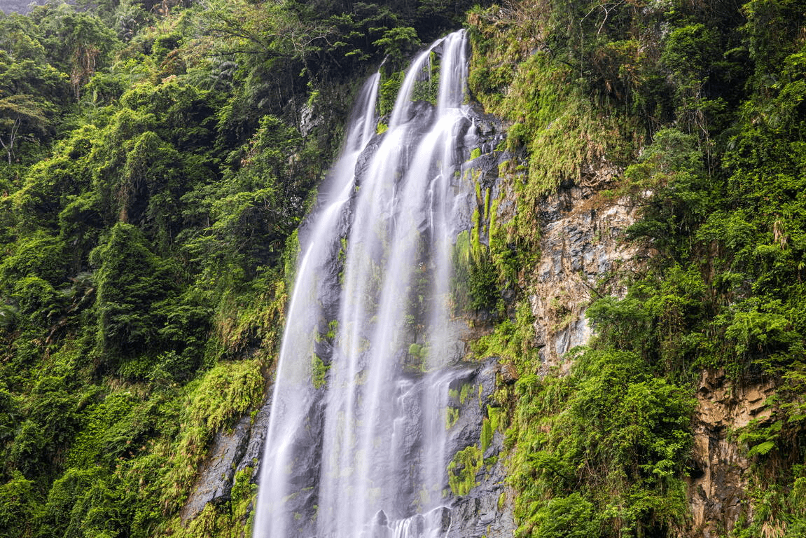 在微涼山風裡慢慢走進烏來溫泉，把一池暖湯與溪聲一起收進今晚的泡湯行程裡