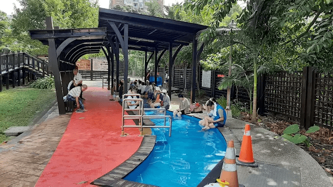 穿過北投街區的白色霧氣走進湯屋,讓台北的溫泉熱度在這一刻重新安撫你的心