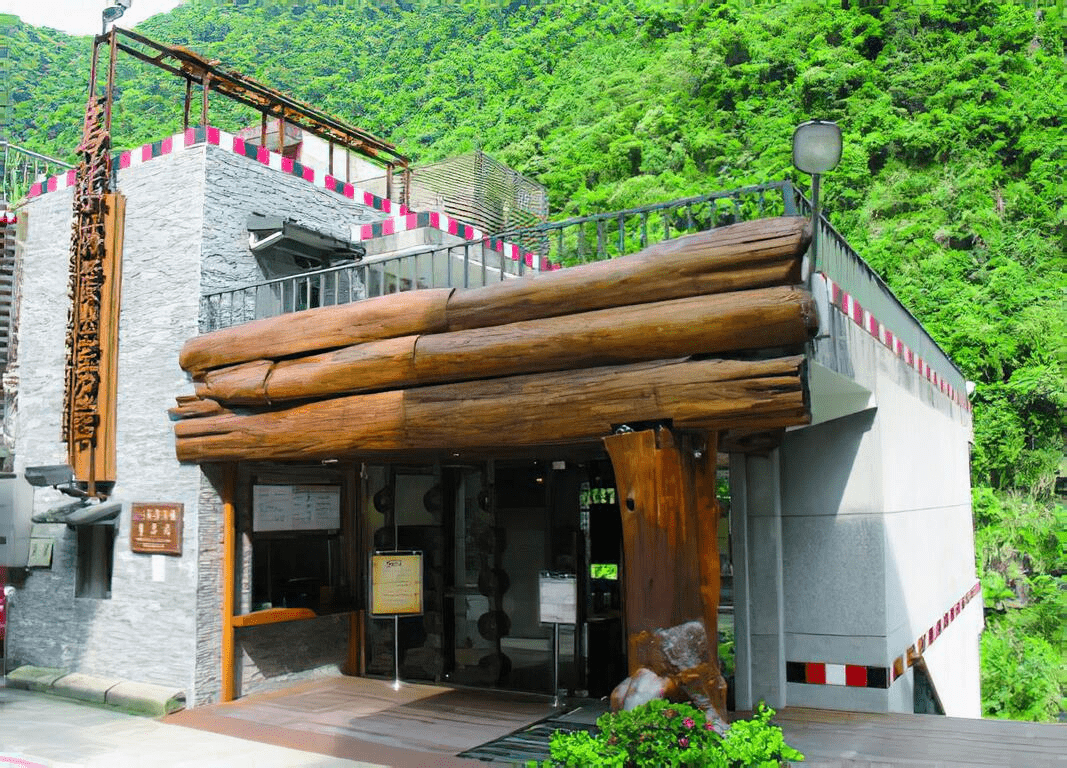 沿著溪流走向山裡的午後，把一天交給烏來的風與璞石麗緻溫泉會館，泡一場真正放鬆的旅行