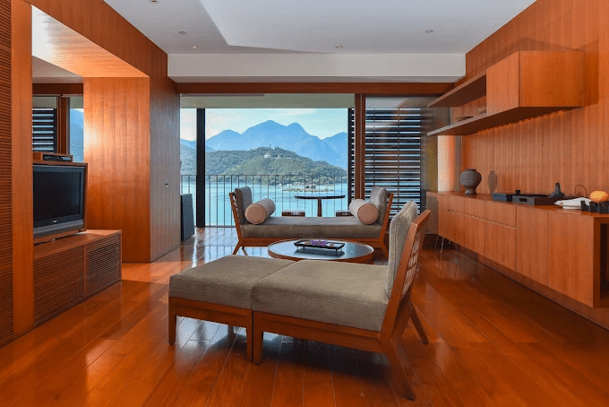 走進日月潭的柔霧裡選住宿，把窗外的湖景與夜色一起收進這趟輕盈的假期