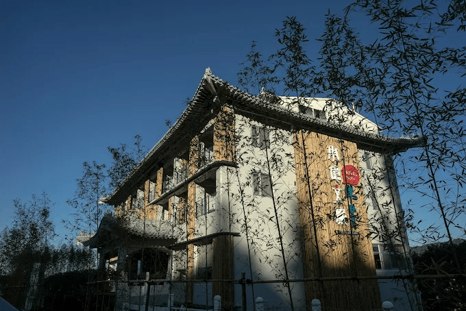 走進日月潭的柔霧裡選住宿，把窗外的湖景與夜色一起收進這趟輕盈的假期