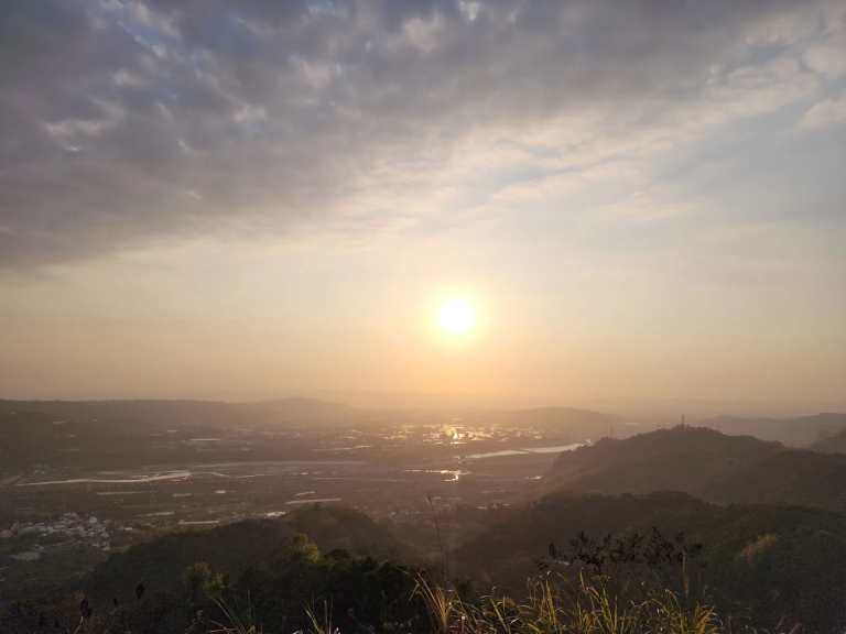 🌿 九九峰森林步道｜南投草屯最療癒的稜線健行路線，眺望火炎山地形與烏溪平原！