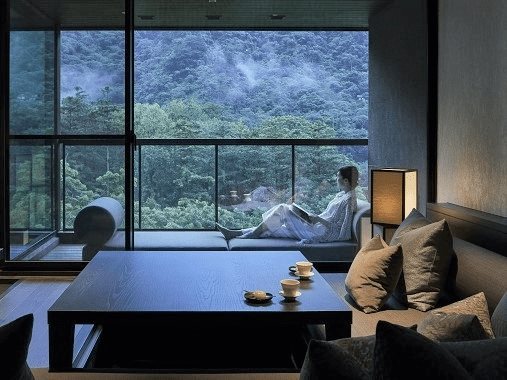 走進台中谷關的山谷靜霧裡，在虹夕諾雅泡一池能把心慢下來的暖泉時光