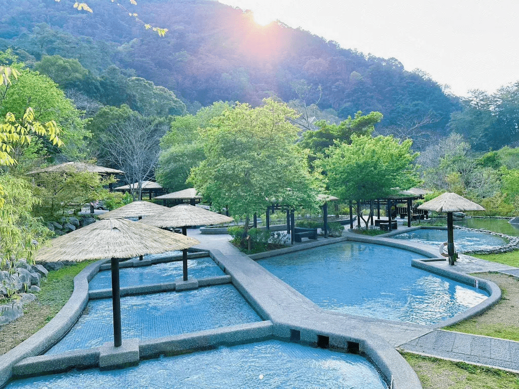 在山氣漸濃的傍晚抵達谷關泡湯，讓一池暖泉陪你卸下疲憊，迎接更柔軟的夜晚