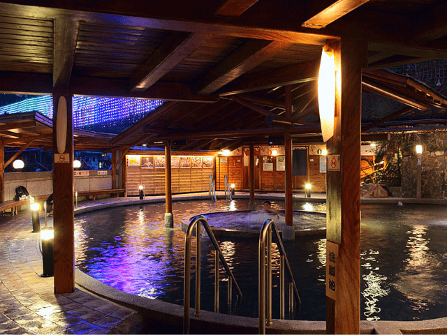 在山氣漸濃的傍晚抵達谷關泡湯，讓一池暖泉陪你卸下疲憊，迎接更柔軟的夜晚