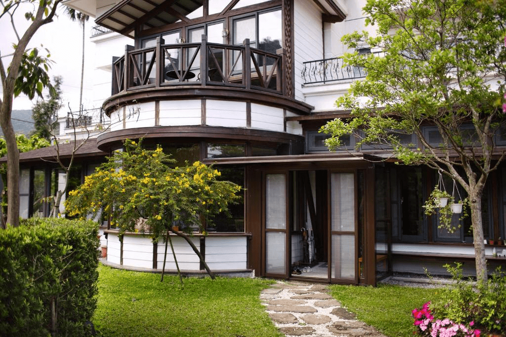 把忙碌留在城市後前往宜蘭、礁溪與員山的住宿，任山風與光線帶你走向更安靜的自己