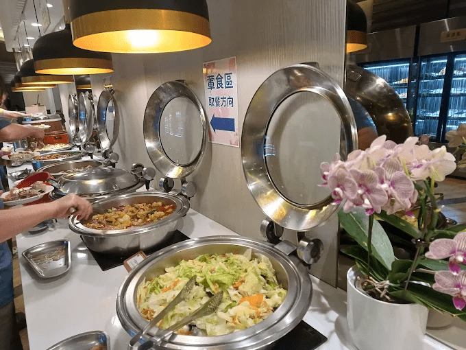 在日光穿過雲層的那一刻走進武陵農場，用一趟緩慢而深呼吸的旅遊攻略迎接山景