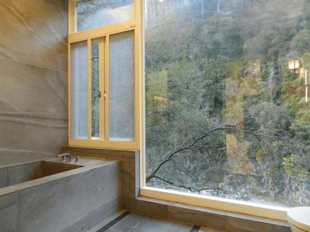 在換季的日子走入谷關溫泉飯店，把旅程交給溫度剛好的湯池與山谷裡的微微光線