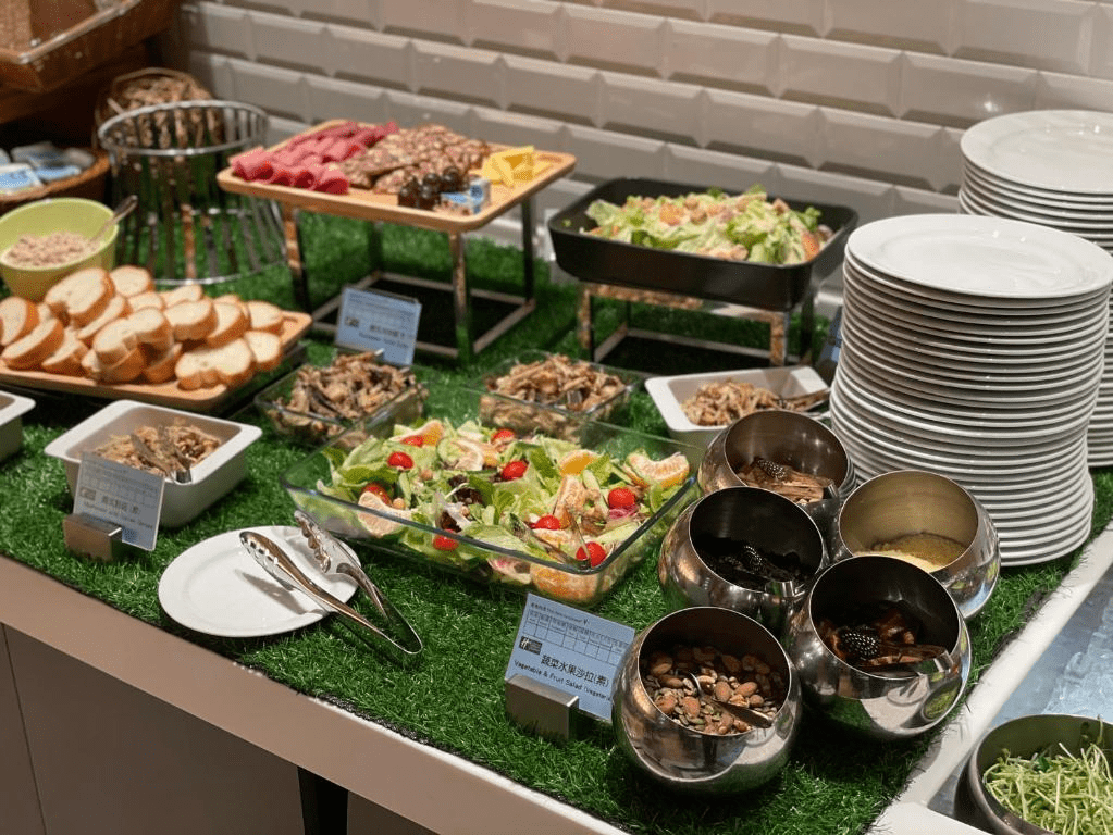 帶著行李穿過嘉義車站前的溫暖街景，入住智選假日酒店迎接一夜安穩的放鬆時光