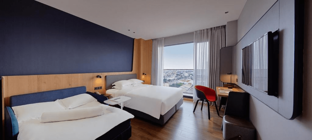 帶著行李穿過嘉義車站前的溫暖街景，入住智選假日酒店迎接一夜安穩的放鬆時光