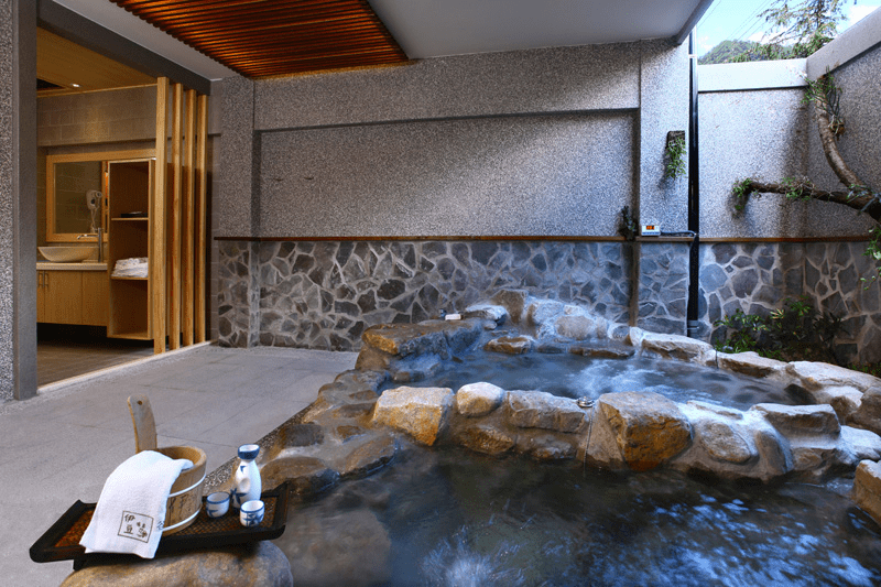 在山谷與蒸氣間醒來，谷關的溫度很剛好，被溫泉與山景包圍的溫柔旅宿