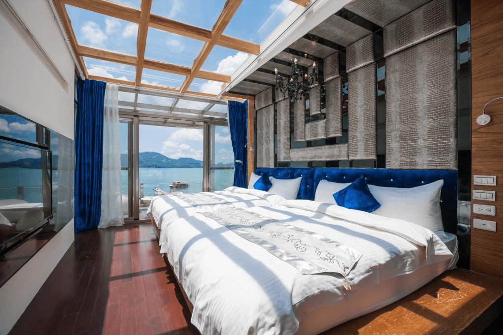 在日月潭晚風吹起時抵達旅宿,讓湖邊的安靜陪你把假期慢慢展開