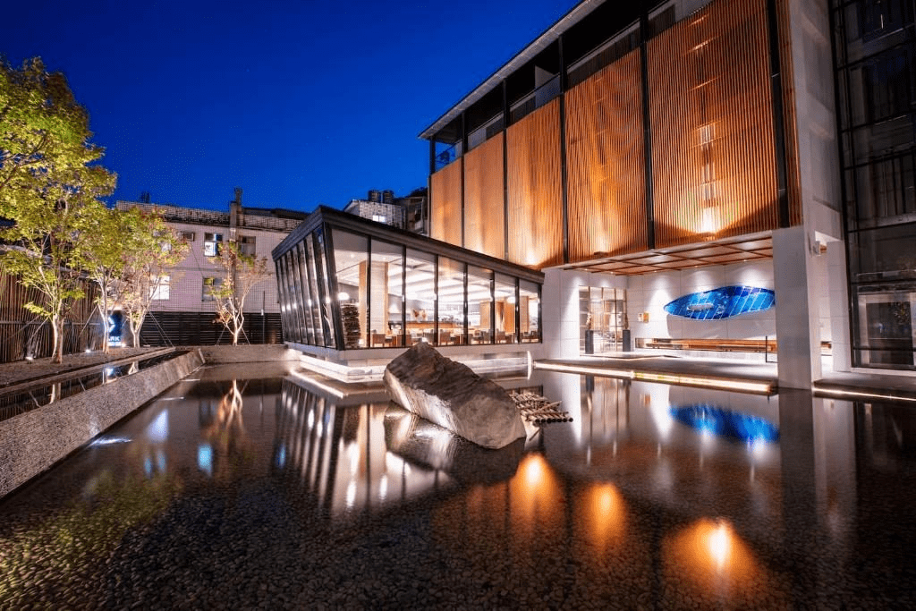 在烏來度過一夜，把腳步放到最慢，在房裡聽溪水聲與暖湯氣泡聲交替，旅行因此更靠近心裡