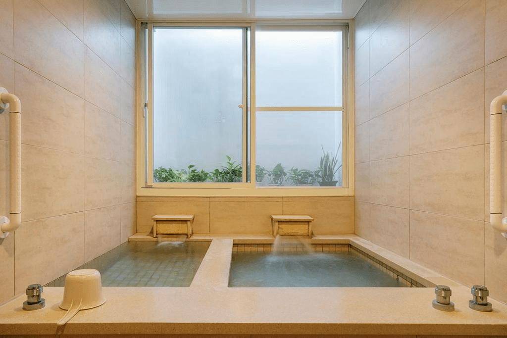 在山谷與海光交錯的路上靠近北投到四重溪的暖泉景色，感受五大溫泉飯店帶來的細緩節奏