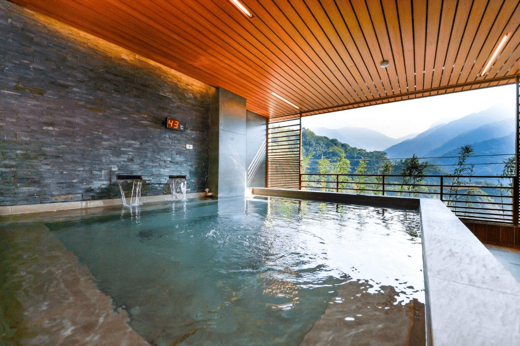 踏著日光走入南投的午後,把行李放進舒適的住宿後,讓假期的節奏從窗邊的風開始變柔