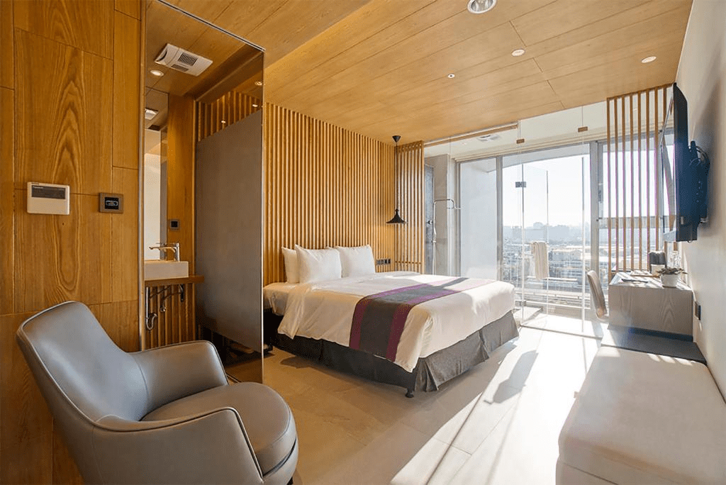 在台中的夜色裡放慢步伐，挑間適合自己節奏的住宿迎接下一段旅程