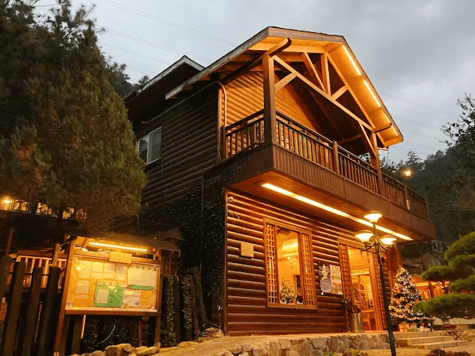 被風聲與山影包圍的谷關伊豆日式露天溫泉,讓旅人用一池暖湯重新找回放鬆的節奏