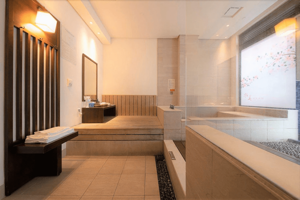 在北投的蒸氣與山風之間慢慢泡湯，用一池熱度找回身體最熟悉的放鬆感