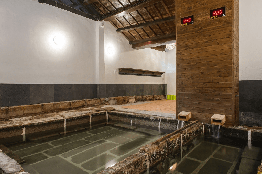 在北投的蒸氣與山風之間慢慢泡湯，用一池熱度找回身體最熟悉的放鬆感