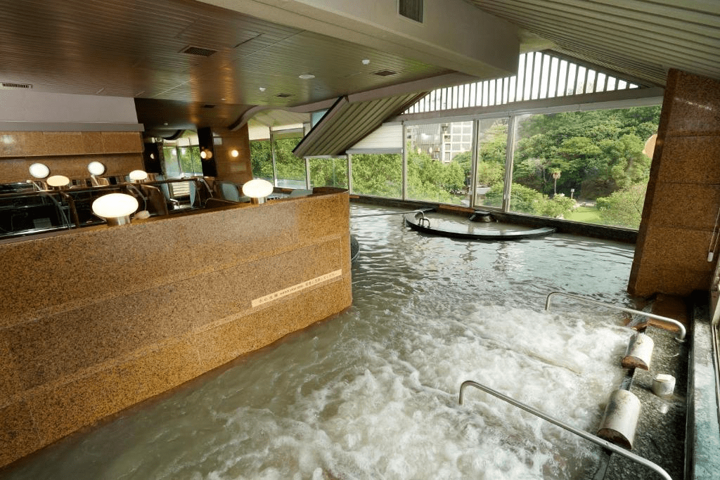 在北投的蒸氣與山風之間慢慢泡湯，用一池熱度找回身體最熟悉的放鬆感