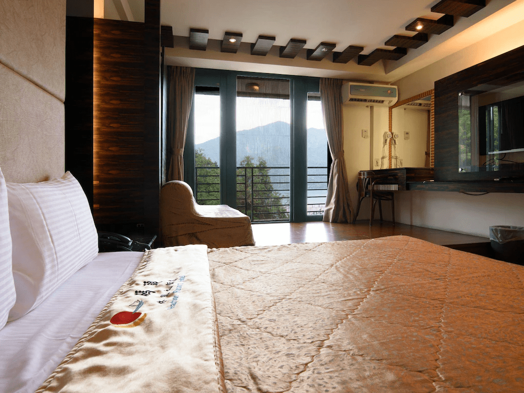 在日月潭的湖畔醒來，看晨霧從山邊散開，讓住宿成為旅程裡最舒服的開始