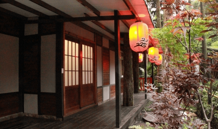 走進妖怪村森林的夢幻旅程，住進明山森林會舘帶你感受溪頭的奇幻冒險