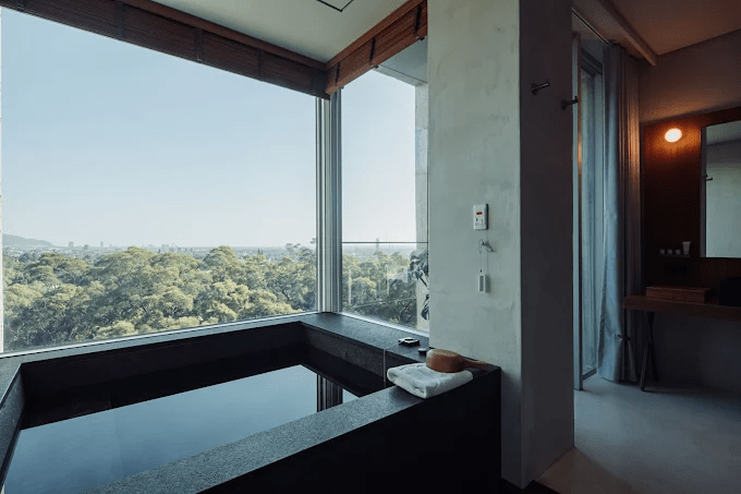 推開礁溪溫泉飯店的房門，蒸氣輕輕浮起的那刻讓人只想把旅程慢慢停在這裡