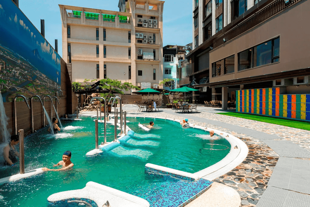 推開礁溪溫泉飯店的房門，蒸氣輕輕浮起的那刻讓人只想把旅程慢慢停在這裡