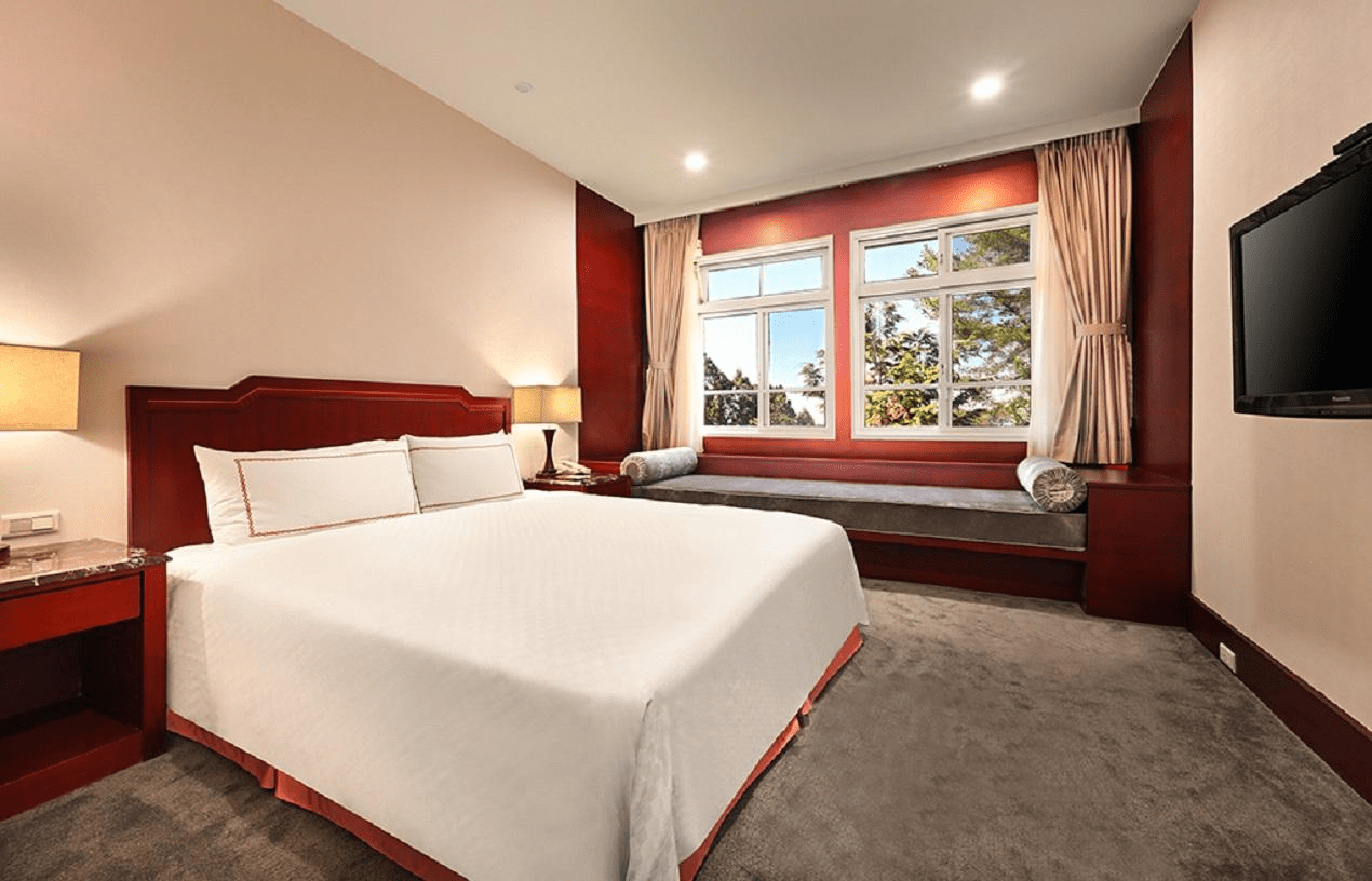 陽光穿過山巒的瞬間，在雲層上散步，走進阿里山賓館被雲海包圍的早晨