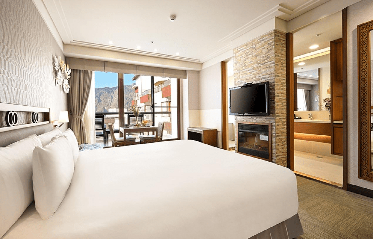 陽光穿過山巒的瞬間，在雲層上散步，走進阿里山賓館被雲海包圍的早晨