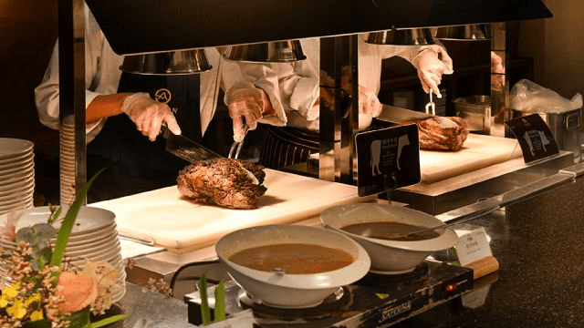 陽光穿過山巒的瞬間,在雲層上散步,走進阿里山賓館被雲海包圍的早晨