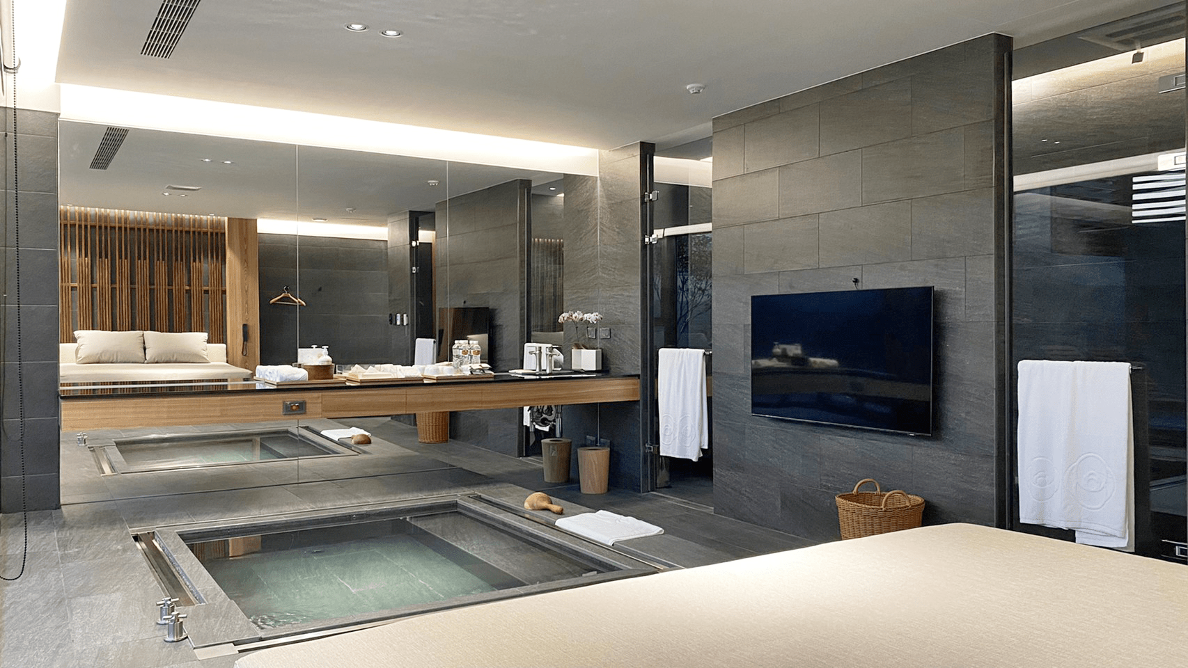 日光灑落大坑山谷，走進山裡的溫暖，在台中日光溫泉會館的靜謐與療癒