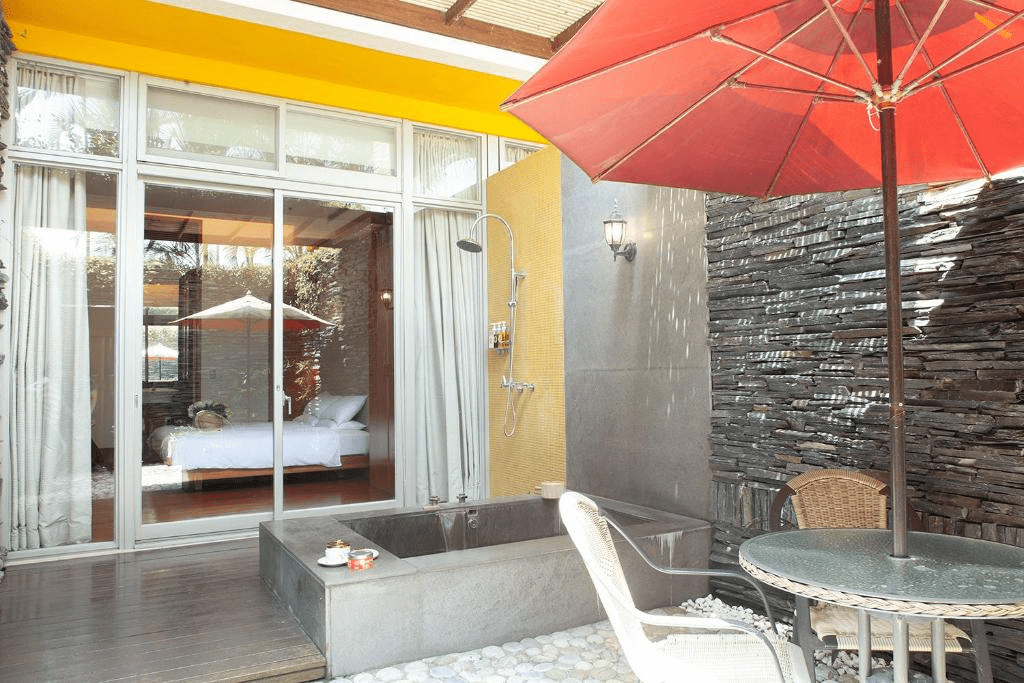 沿著湖畔、城市與山谷移動，在霧氣與熱湯之間走一趟台灣溫泉旅程癒