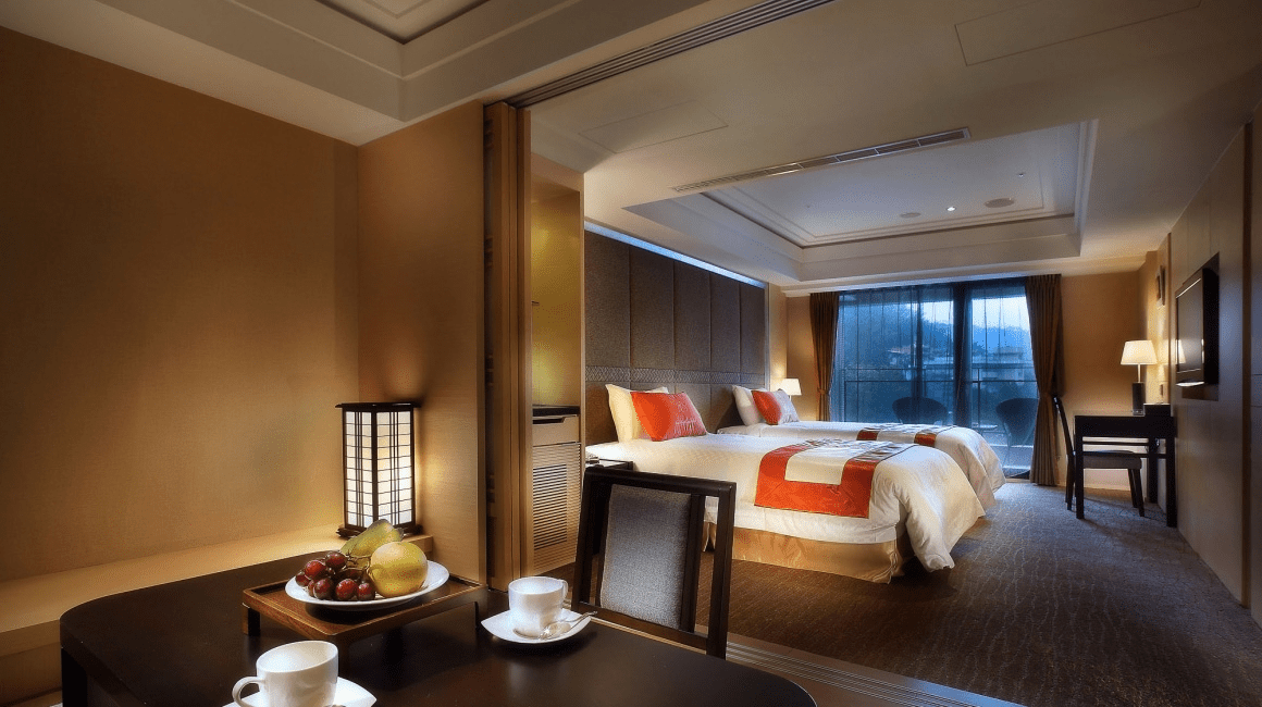 靠著日月潭選一處舒服的住宿，把腳步放慢，讓微風陪你度過柔軟的一天