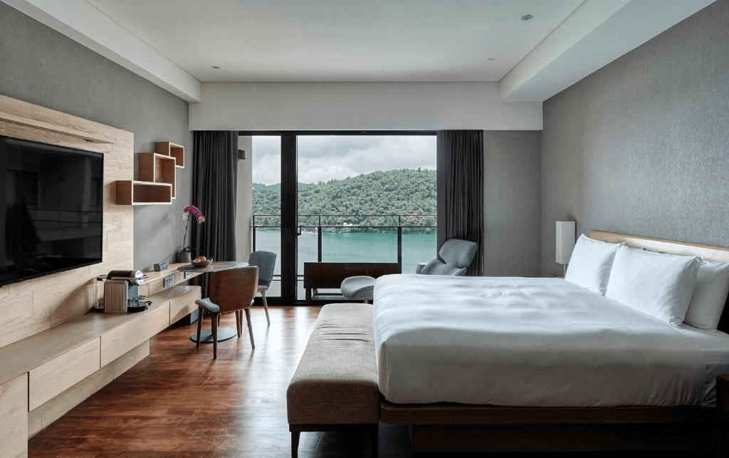 讓心回到緩慢的節奏，在南投日月潭挑一間旅宿，看光影在湖上流動