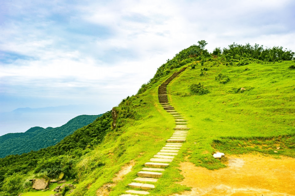把腳步放輕走進桃源谷，在東北角山海的開闊風景裡重新找回呼吸的節奏