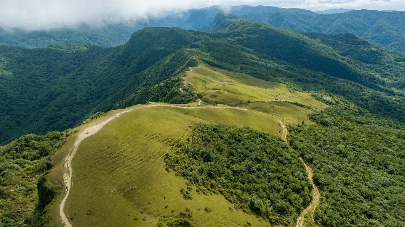 把腳步放輕走進桃源谷，在東北角山海的開闊風景裡重新找回呼吸的節奏