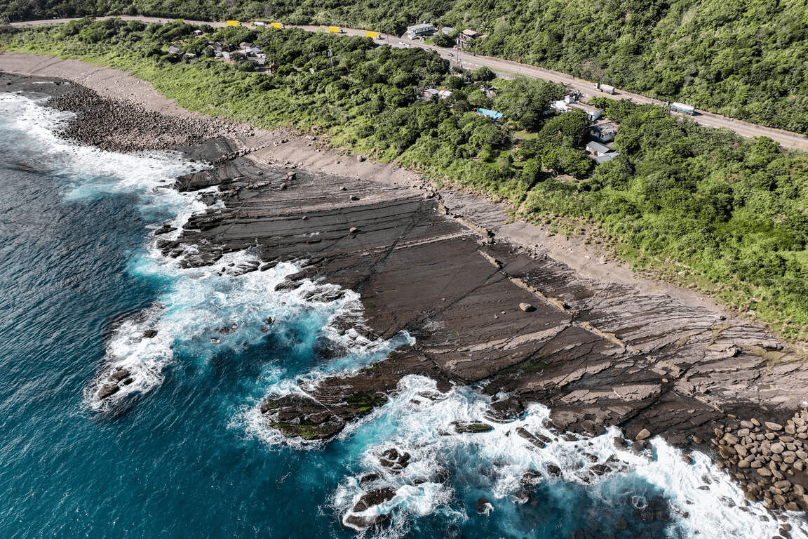 把腳步放輕走進桃源谷，在東北角山海的開闊風景裡重新找回呼吸的節奏
