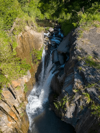 走入南投夢谷瀑布的山谷裡，看瀑聲與微風交錯，旅程自然跟著慢慢展開