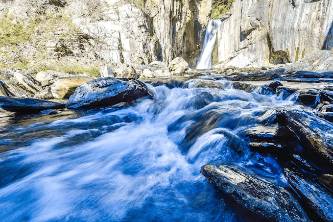 走入南投夢谷瀑布的山谷裡，看瀑聲與微風交錯，旅程自然跟著慢慢展開