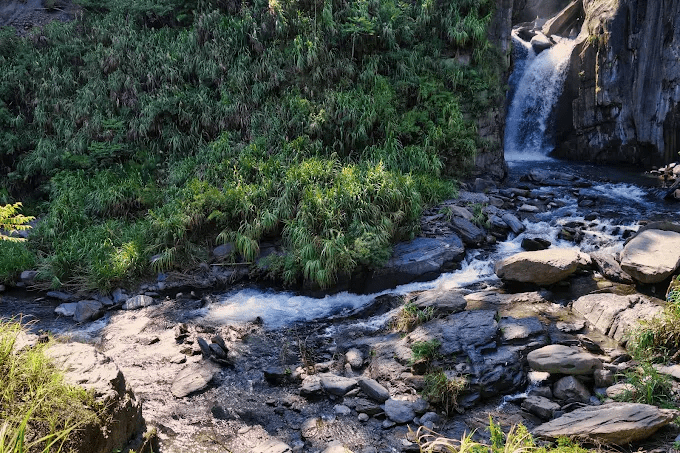 走入南投夢谷瀑布的山谷裡，看瀑聲與微風交錯，旅程自然跟著慢慢展開