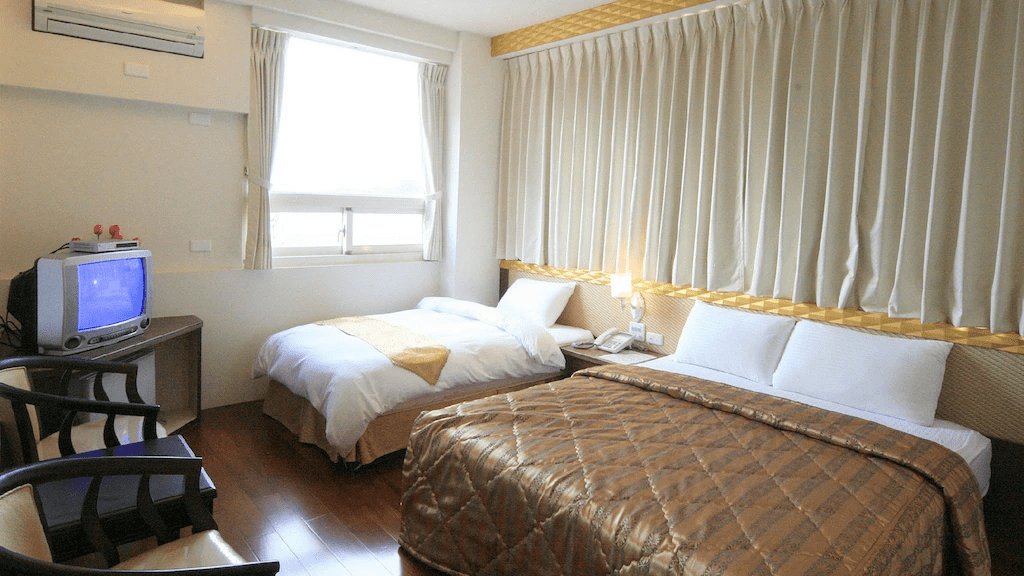 讓心回到緩慢的節奏，在南投日月潭挑一間旅宿，看光影在湖上流動