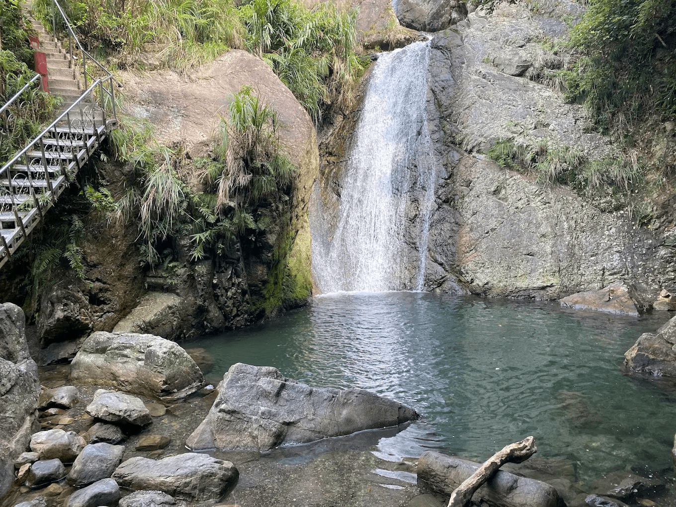🏞️ 猴洞坑瀑布｜礁溪最療癒的森林系步道，30 分鐘就能走到的隱藏版瀑布秘境