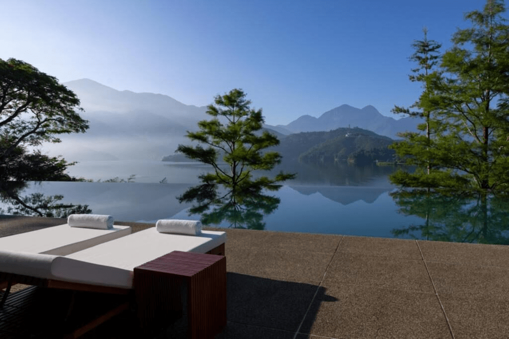 推開窗看見湖光流動,那一刻我終於懂了在日月潭住宿的浪漫與靜謐