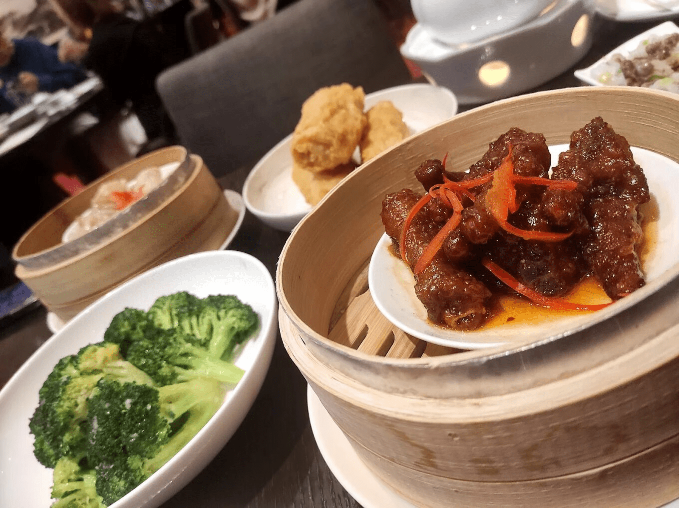 走進台北信義區午後微光，在寒舍艾美住一晚把城市夜景收進旅程裡