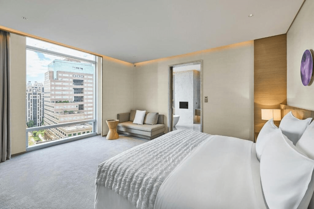 走進台北信義區午後微光，在寒舍艾美住一晚把城市夜景收進旅程裡