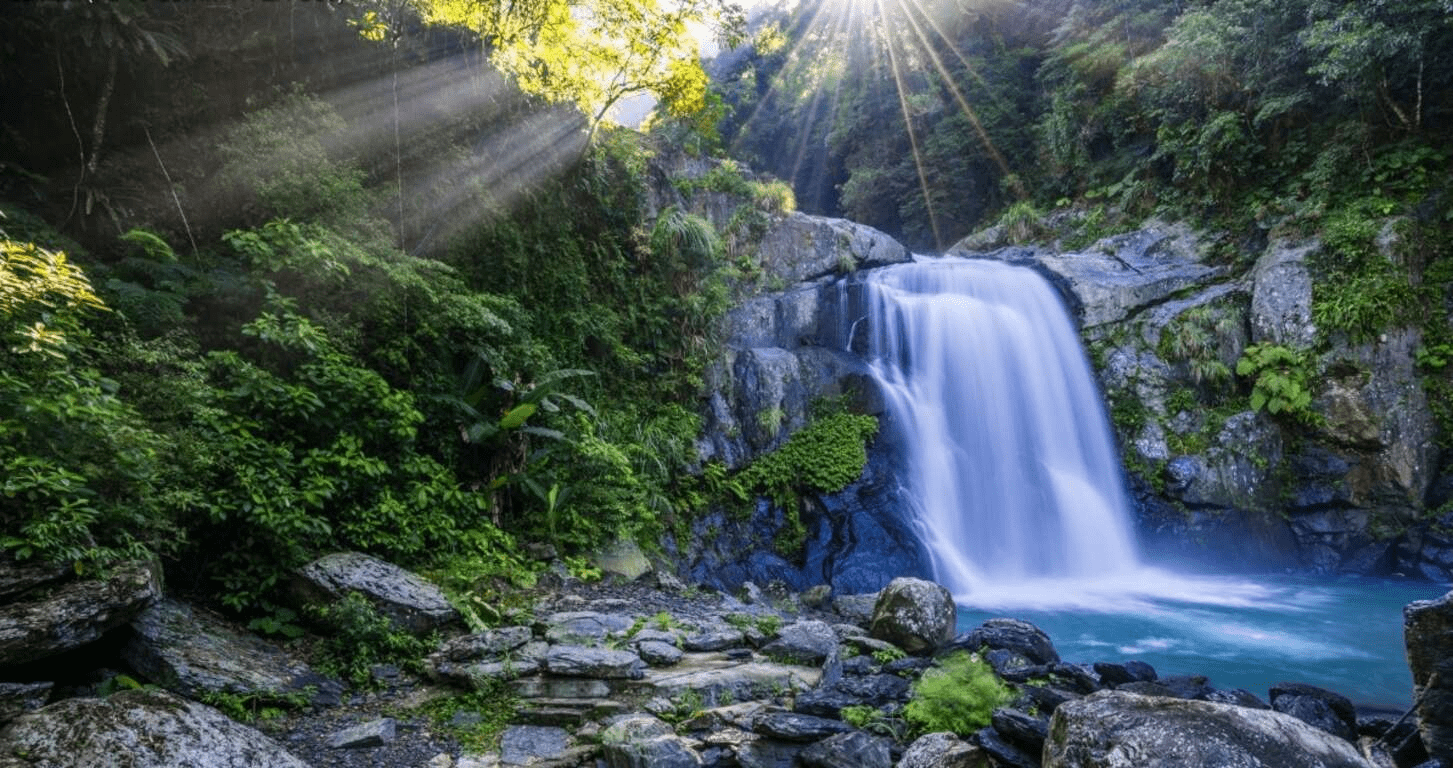 走進瀑布與山林之間，內洞森林遊樂區一種很慢的美，把步伐放慢剛剛好