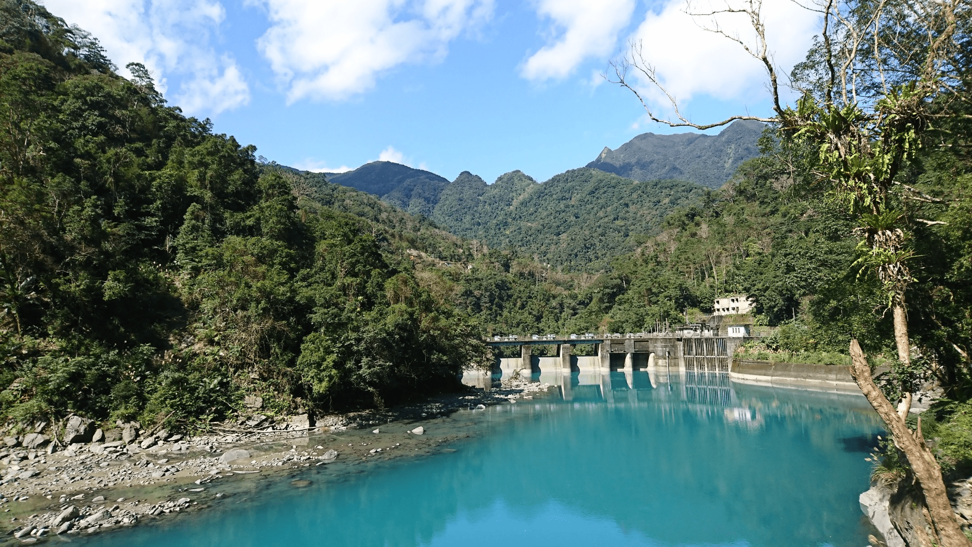 走進瀑布與山林之間，內洞森林遊樂區一種很慢的美，把步伐放慢剛剛好