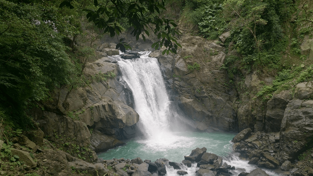 走進瀑布與山林之間，內洞森林遊樂區一種很慢的美，把步伐放慢剛剛好